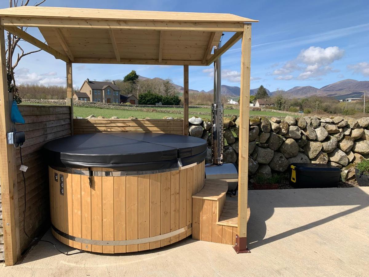 Moneydarragh Cottage With Uninterrupted Mountain And Sea Views- Hot Tub Available For Hire 애날롱 외부 사진